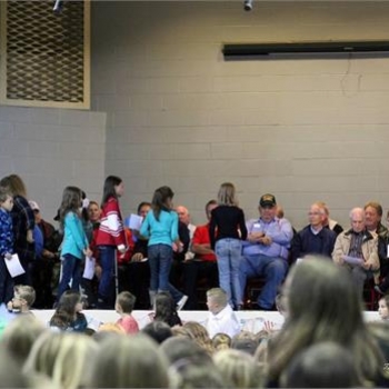 The classes of 2024 and 2025 share thank you cards with local veterans